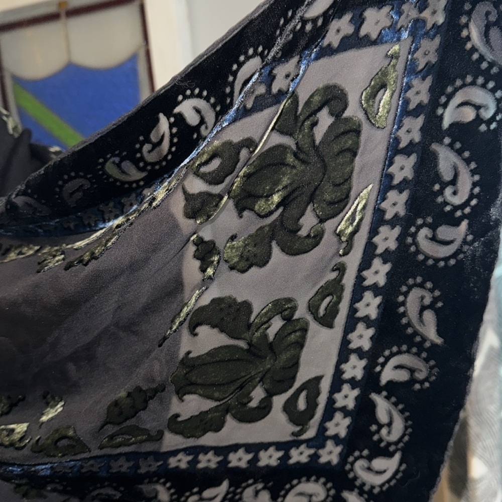 Gorgeous Silk/ Rayon Cut Out Velvet Scarf - Picture 4 of 5